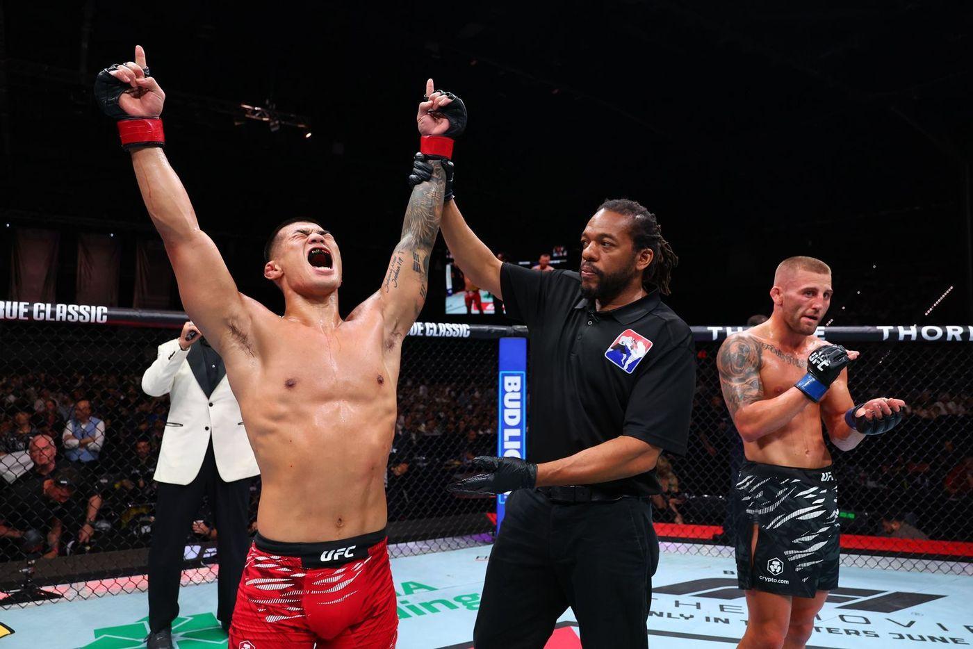 UFC 데뷔전에서 승리한 뒤 기뻐하는 고석현&#40;왼쪽&#41;.&#40;UFC 제공&#41;