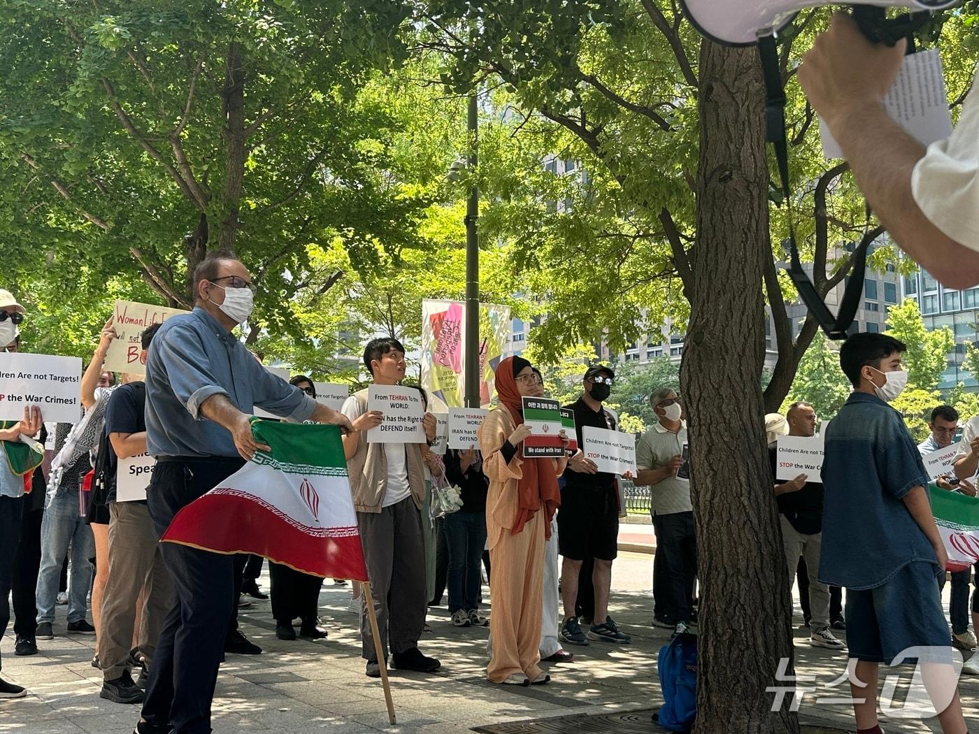 본문 이미지 - 재한이란인 60여명이 22일 오전 11시 30분 서울 종로구 서린동에서 집회를 열고 전쟁 중단을 촉구했다.ⓒ 뉴스1 강서연 기자