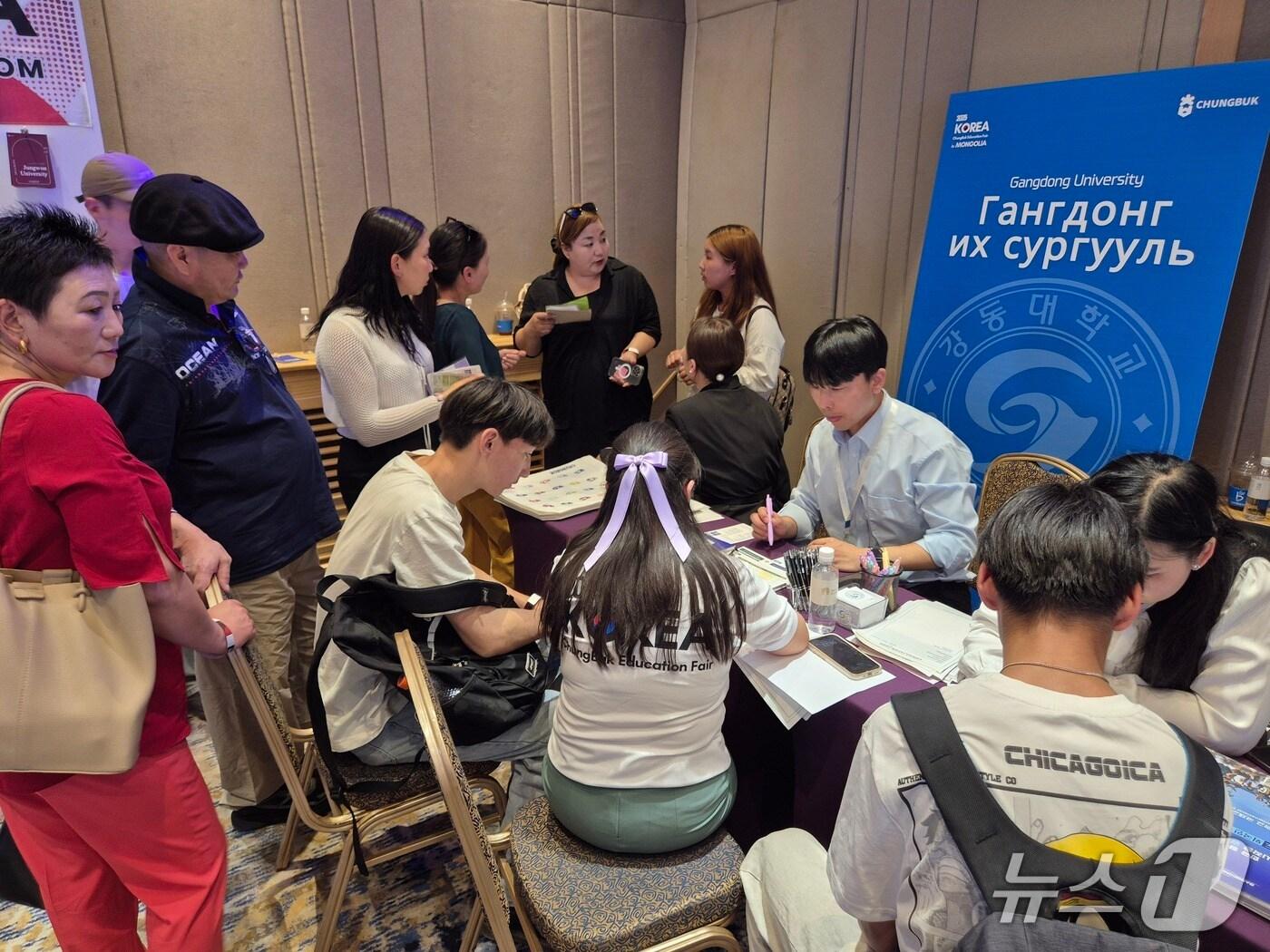 본문 이미지 - 몽골서 열린 '충북 K-유학생 유치 유학박람회' (충북도 제공, 재판매 및 DB금지) /뉴스1