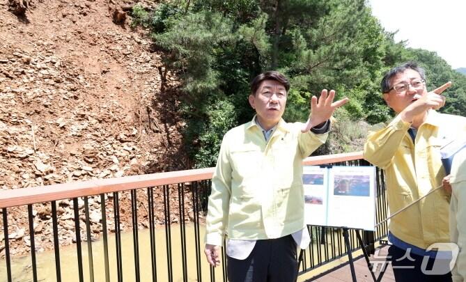 본문 이미지 - 우범기 전북 전주시장이 22일 오후 우아동 아중저수지 토사유출 현장을 방문, 복구작업 등 대응 상황을 점검하고 있다.(전주시 제공, 재판매 및 DB 금지)/뉴스1