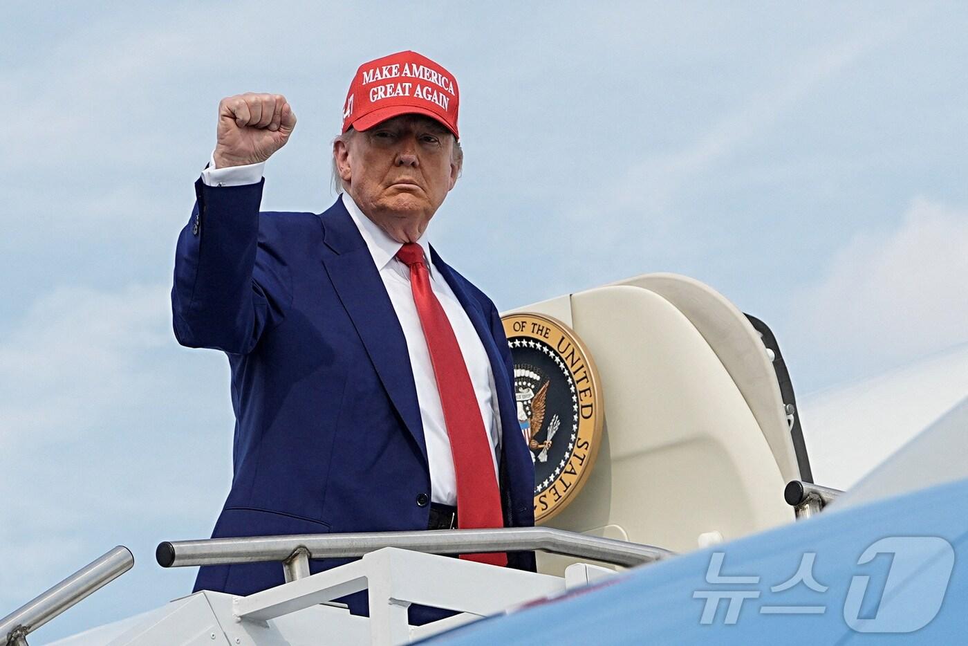 도널드 트럼프 미국 대통령이 21일(현지시간) 뉴저지주 모리스타운에서 워싱턴DC로 떠나며 주먹을 들어보이고 있다. 2025.06.21 ⓒ 로이터=뉴스1 ⓒ News1 정지윤 기자