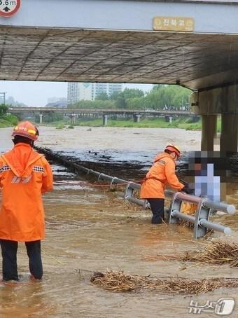 본문 이미지 - 21일 오후 4시 6분께 전주시 덕진구 진북교각 아래 천변 산책로에서 20대 여성이 불어난 물살에 고립되는 사고가 발생했다.&#40;전북소방본부 제공. 재판매 및 DB금지&#41;