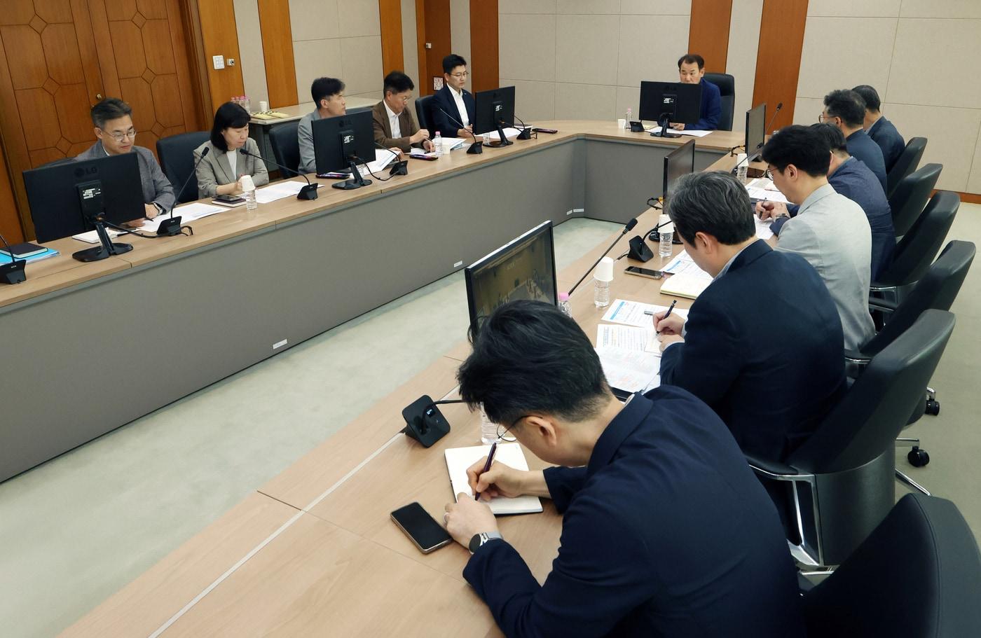 한국거래소가 22일 오후 5시 서울 여의도 사옥에서 미국의 이란 핵시설 공습이 국내 증시에 미치는 영향을 긴급 점검하기 위해 '긴급 시장점검회의'를 진행 중이다.