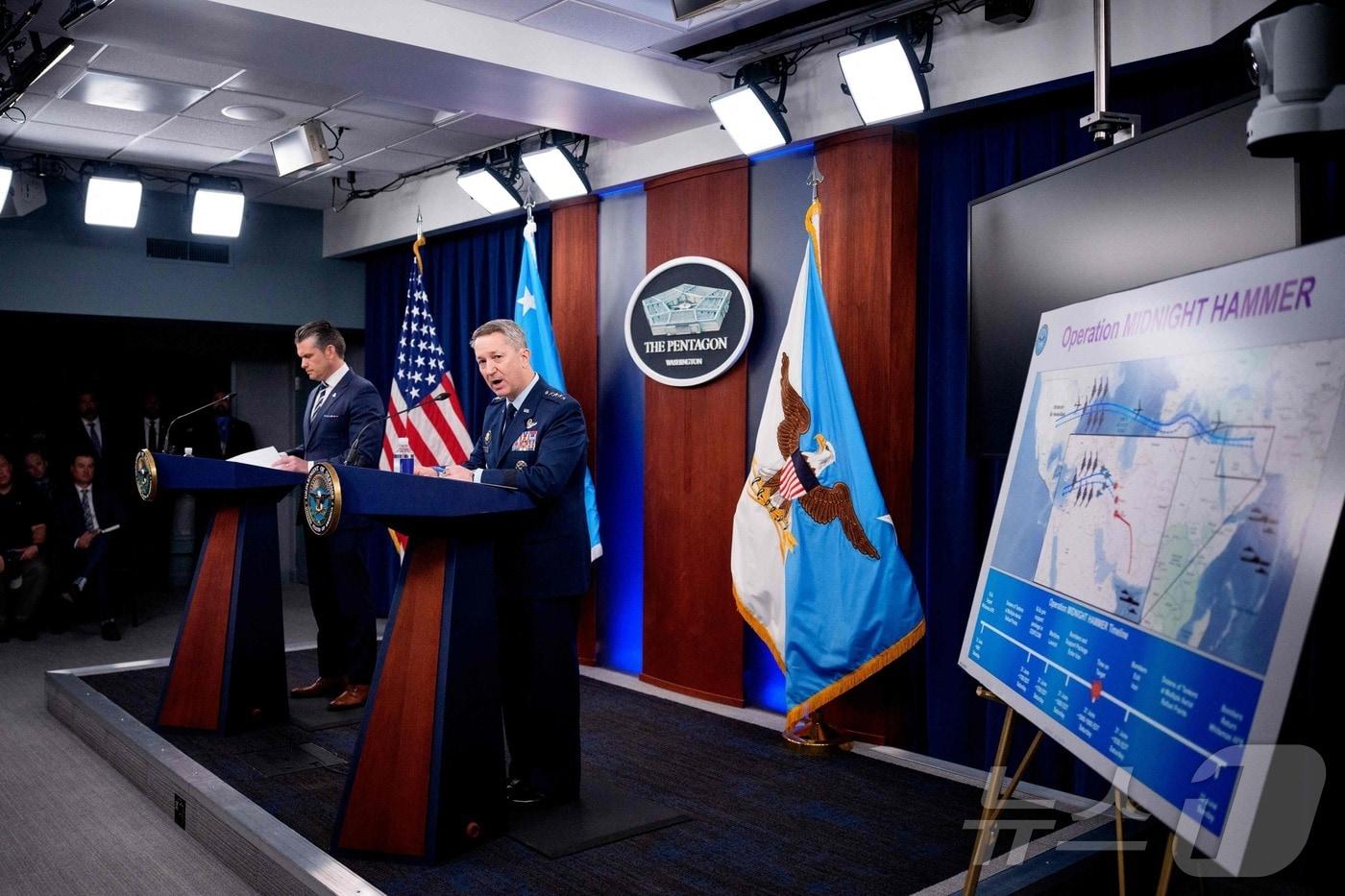 22일&#40;현지시간&#41; 합참의장 댄 케인 공군 장군&#40;오른쪽&#41;이 피트 헤그세스 미 국방장관&#40;왼쪽&#41;과 함께 워싱턴DC 인근 버지니아주 알링턴의 펜타곤에서 열린 기자회견에서 전날 단행한 이란 핵 시설 공습 작전&#40;일명 &#39;미드나잇 해머&#39;&#41;에 대해 설명하고 있다.  ⓒ AFP=뉴스1 ⓒ News1 류정민 특파원