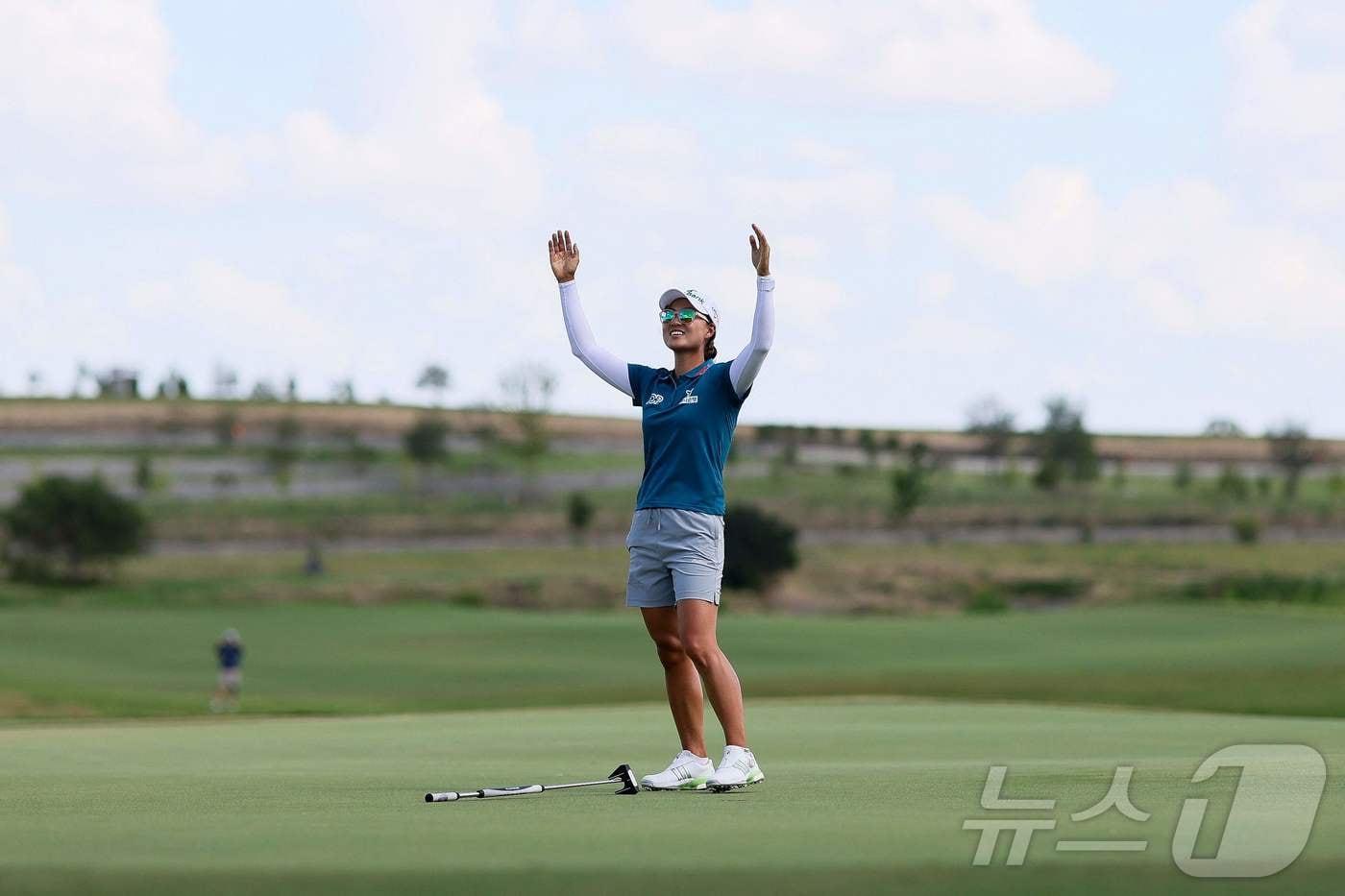 이민지(호주)가 23일(한국시간) 열린 LPGA투어 메이저대회 KPMG 위민스 PGA 챔피언십에서 우승을 확정한 뒤 두 팔을 치켜들며 기뻐하고 있다. ⓒ AFP=뉴스1
