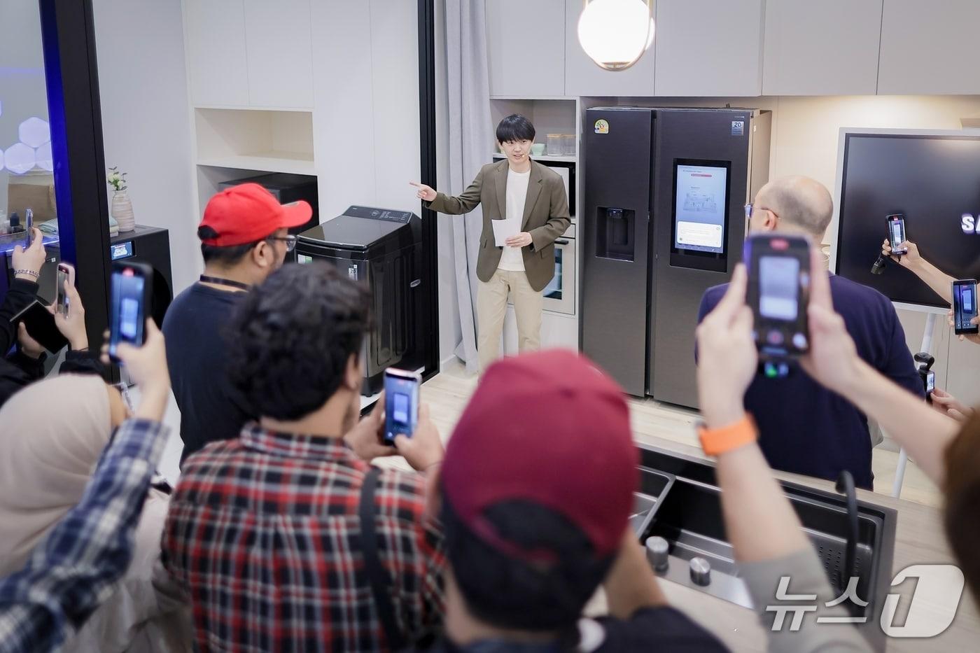 태국 방콕에서 열린 동남아 테크 세미나에서 참석자들이 삼성전자 AI 홈에 대한 시연을 살펴보고 있다. (사진제공 = 삼성전자) 