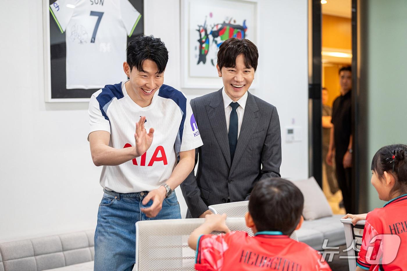 AIA생명은 지난 21일 서울 중구에 위치한 AIA타워에서 축구선수 손흥민과 소아암 아동을 위한 ‘꿈 멘토링’을 진행했다./사진제공=AIA생명