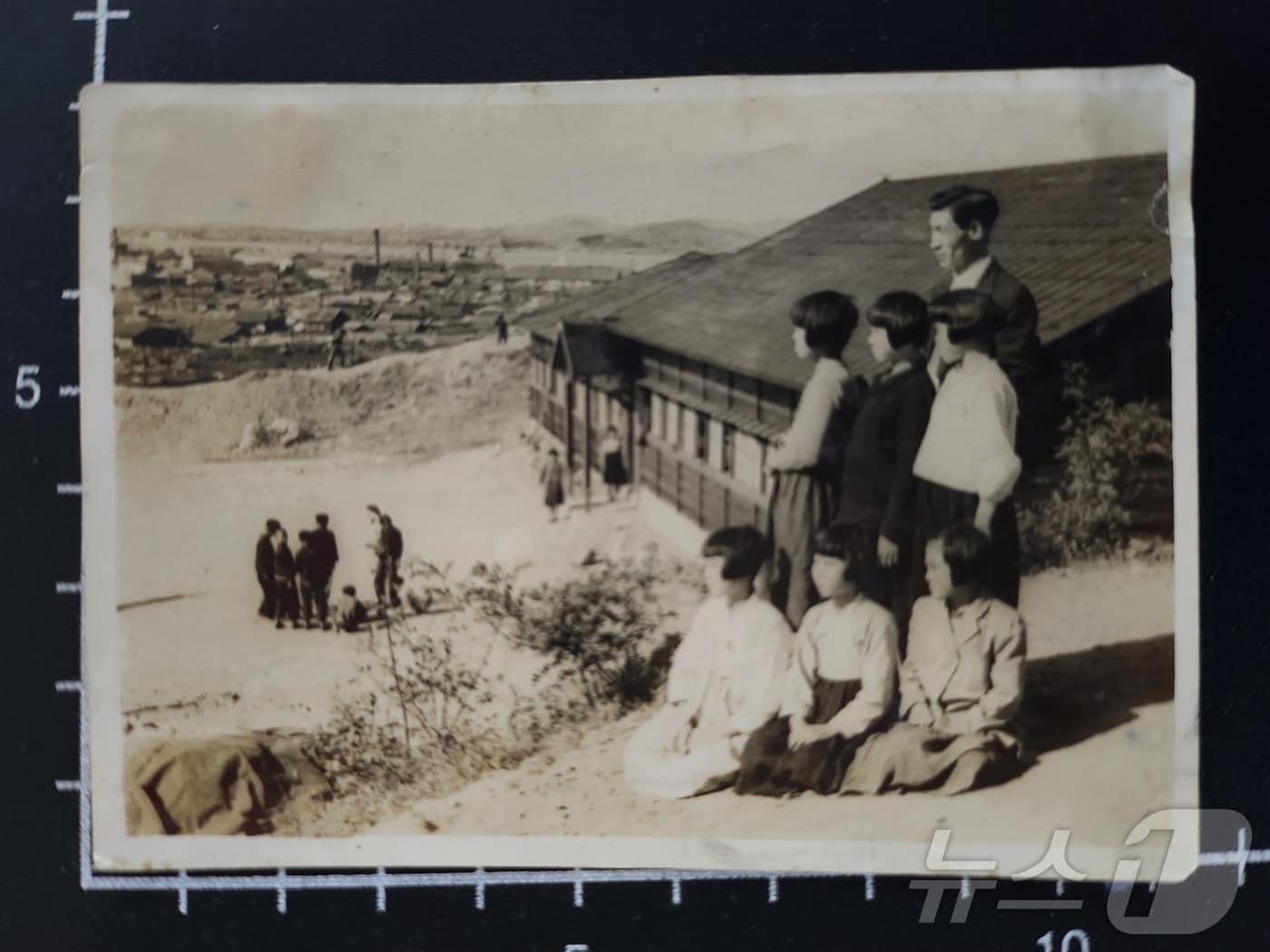 본문 이미지 - 1941년 개교한 서울 북성학교의 6·25시절 피란 북성학교 전경.(한국국학진흥원 제공. 재판매 및 DB 금지) /뉴스1