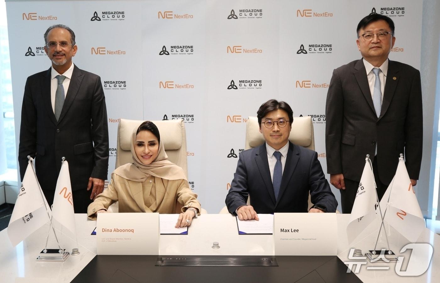 왼쪽부터 나빌 알-누아임 아람코 디지털 CEO 겸 넥스트에라 이사회 의장, 디나 아부누크 넥스테에라 CEO, 이주완 메가존클라우드 의장, 조준희 KOSA 회장이 기념사진을 찍고 있다.(메가존클라우드 제공)