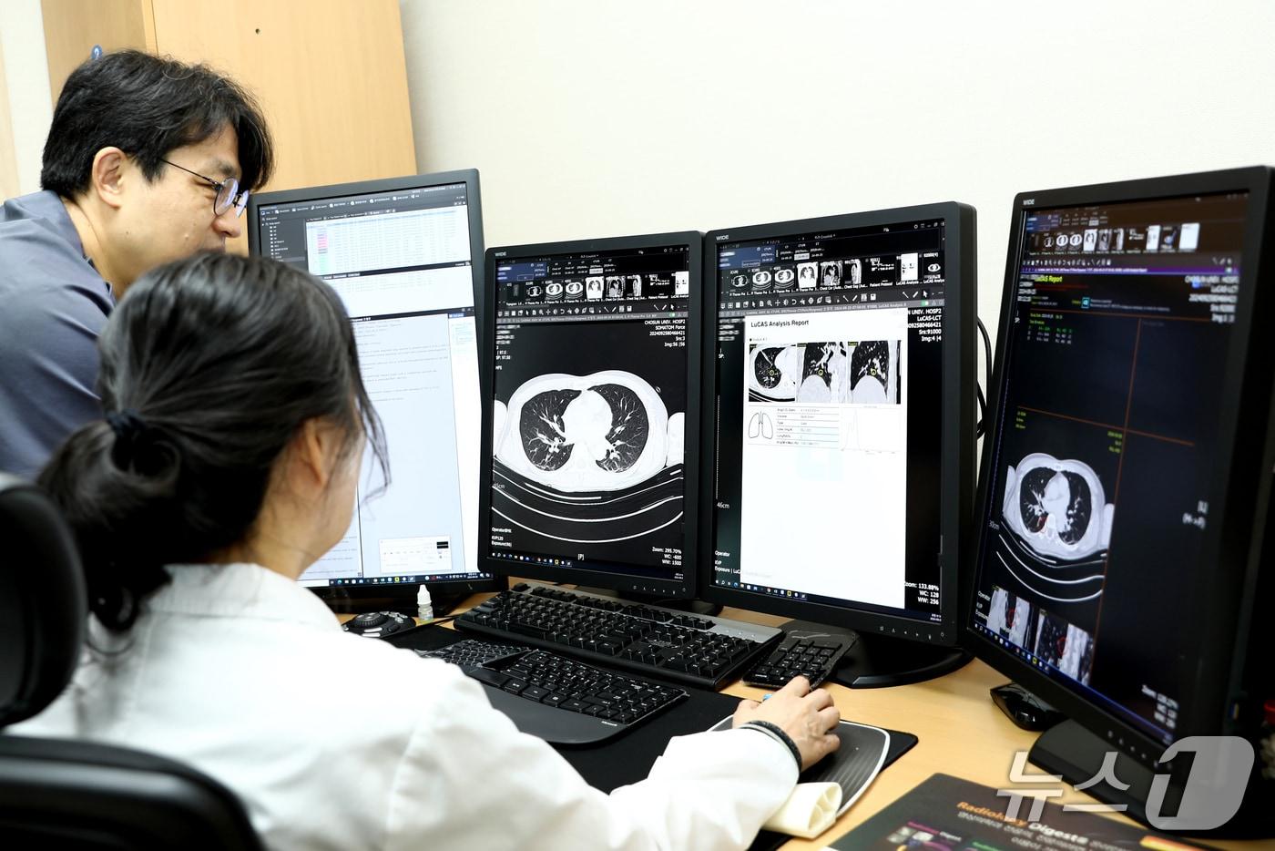 조선대병원 영상의학과 김진웅, 선현주 교수가 AI 기반 흉부 CT 판독 보조 솔루션에 대해 논의하고 있다.(조선대병원 제공. 재판매 및 DB 금지) 2025.6.23