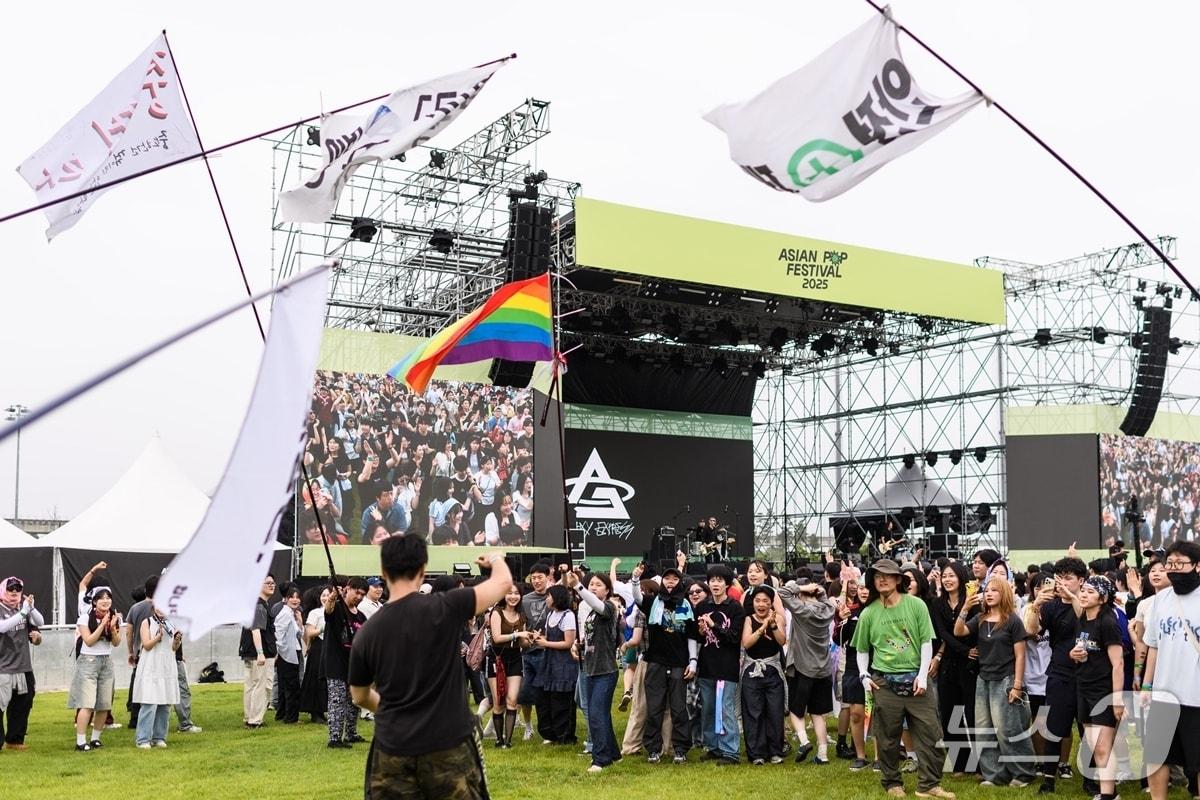 본문 이미지 - 파라다이스시티 '아시안 팝 페스티벌 2025' 메인 스테이지 전경. (파라다이스 제공. 재판매 및 DB금지)