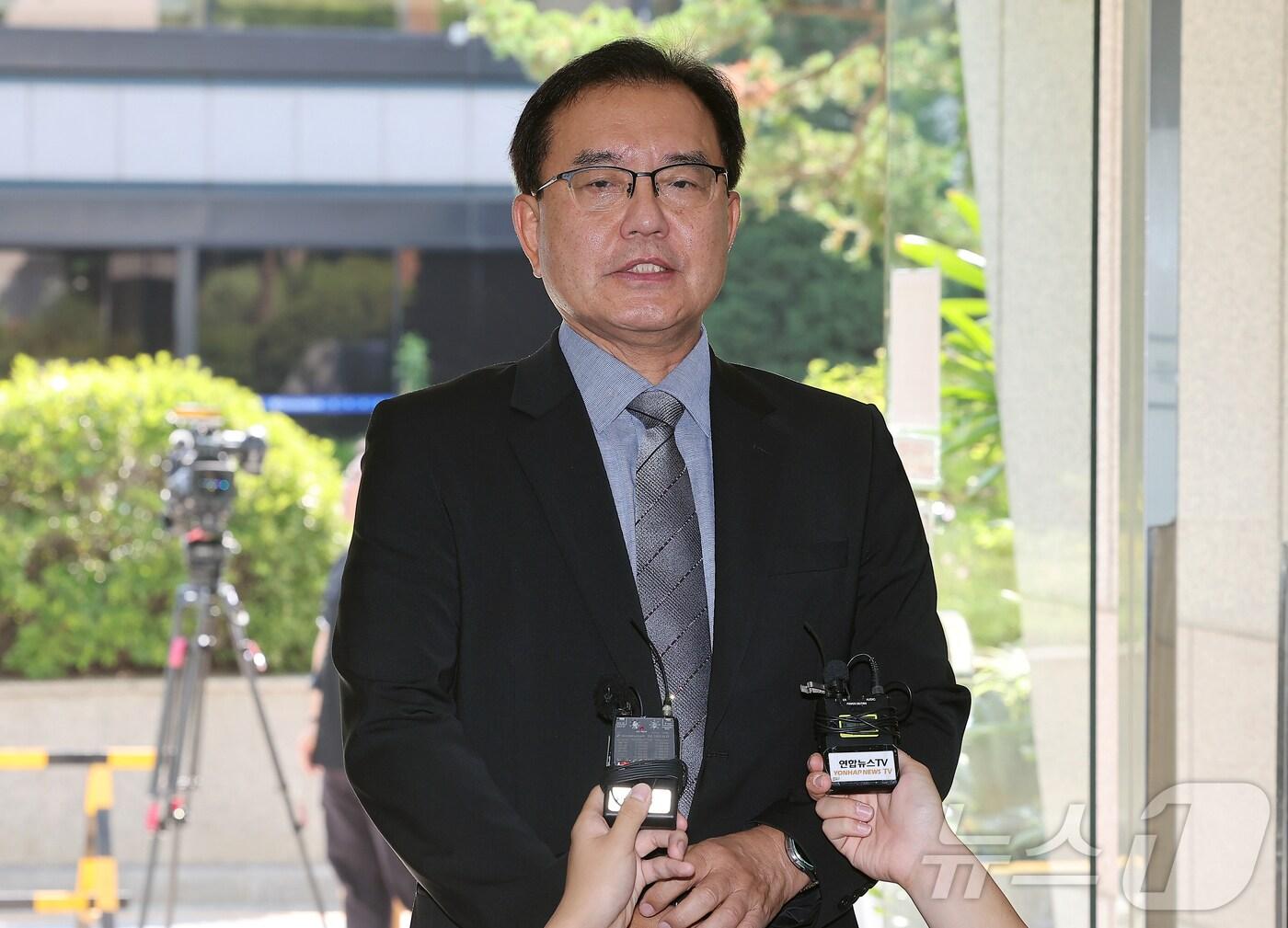 본문 이미지 - 순직 해병 수사 방해 의혹 사건을 수사하는 이명현 특별검사가 23일 오전 서울 서초구 사무실로 출근하며 취재진의 질문에 답하고 있다. 2025.6.23/뉴스1 ⓒ News1 김진환 기자