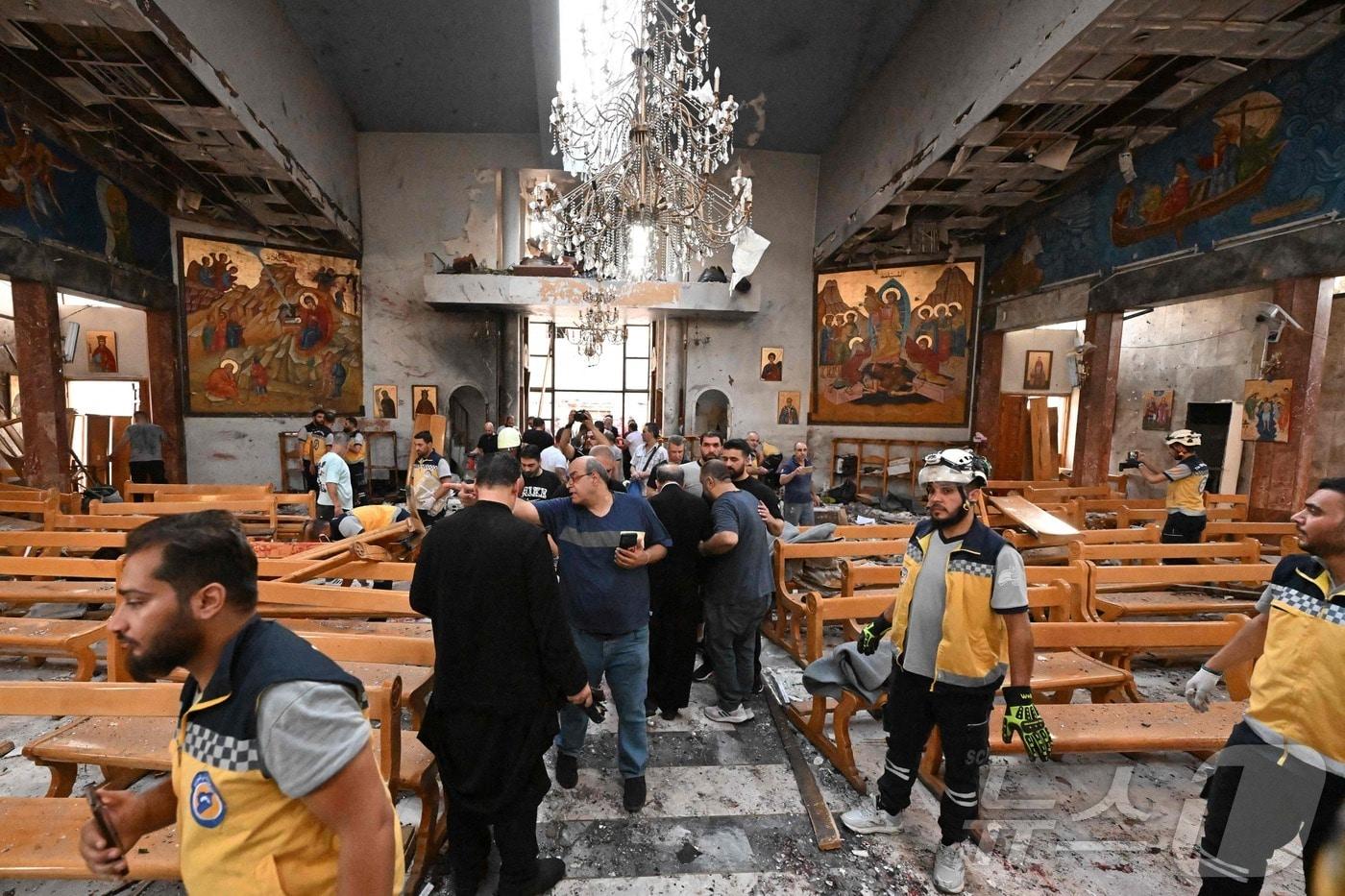 22일&#40;현지시간&#41; 시리아 다마쿠스 드퀠라 지역의 성 엘리아스 교회에서 발생한 자살 폭탄 테러 현장에서 구조대원 등이 피해상황을 조사하고 있다. ⓒ AFP=뉴스1