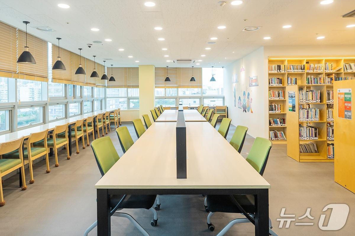 본문 이미지 - 리모델링 후 재개관하는 양천구 영어특성화도서관 모습.(양천구 제공)