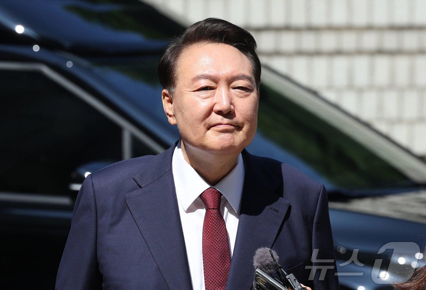 윤석열 전 대통령이 23일 오전 서울 서초구 서울중앙지방법원에서 내란 우두머리 혐의 사건 8차 공판에 출석하고 있다. 2025.6.23/뉴스1 ⓒ News1 사진공동취재단