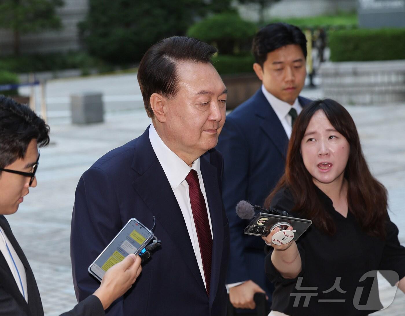 본문 이미지 - 윤석열 전 대통령이 23일 오전 서울 서초구 서울중앙지방법원에서 내란 우두머리 혐의 사건 8차 공판에 출석하고 있다./뉴스1 ⓒ News1 사진공동취재단