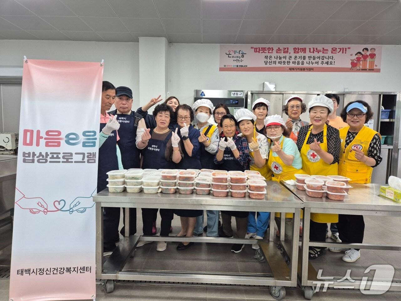 본문 이미지 - 강원 태백시 정신건강복지센터가 최근 센터 공동작업장인 ‘행복나눔터’에서 올해 2분기 생일을 맞은 자살 고위험군 대상자들에게 생일상을 전달하는 자살유족 밥상 프로그램을 운영했다. (태백시 제공. 재판매 및 DB금지) 2025.6.23/뉴스1