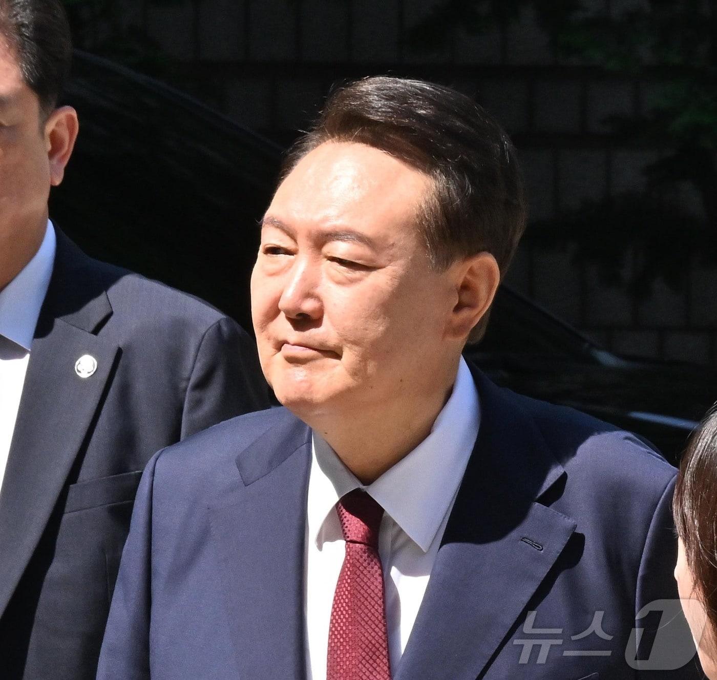 본문 이미지 - 윤석열 전 대통령이 23일 서울 서초구 서울중앙지방법원에서 열린 내란 우두머리 혐의·직권남용 권리행사 방해 혐의 사건 8차 공판에 출석하고 있다. 2025.6.23/뉴스1 ⓒ News1 사진공동취재단