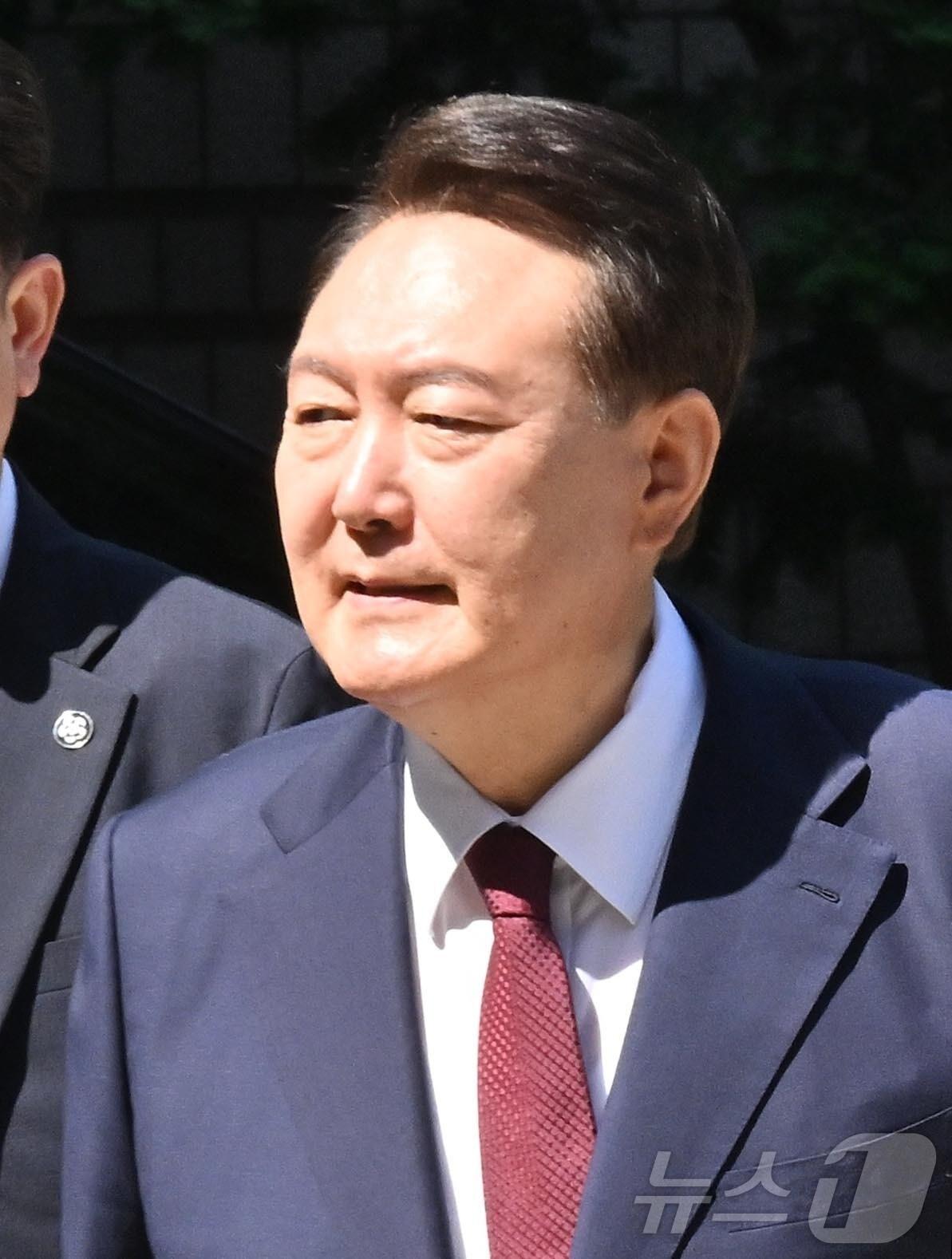 본문 이미지 - 윤석열 전 대통령이 23일 서울 서초구 서울중앙지방법원에서 열린 내란 우두머리 혐의·직권남용 권리행사 방해 혐의 사건 8차 공판에 출석하고 있다. 2025.6.23/뉴스1 ⓒ News1 사진공동취재단