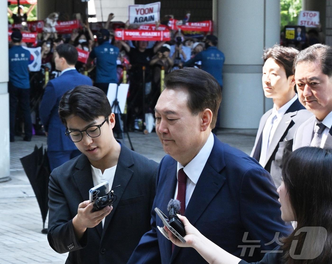 본문 이미지 - 윤석열 전 대통령이 23일 서울 서초구 서울중앙지방법원에서 열린 내란 우두머리 혐의·직권남용 권리행사 방해 혐의 사건 8차 공판에 출석하고 있다. 2025.6.23/뉴스1 ⓒ News1 사진공동취재단