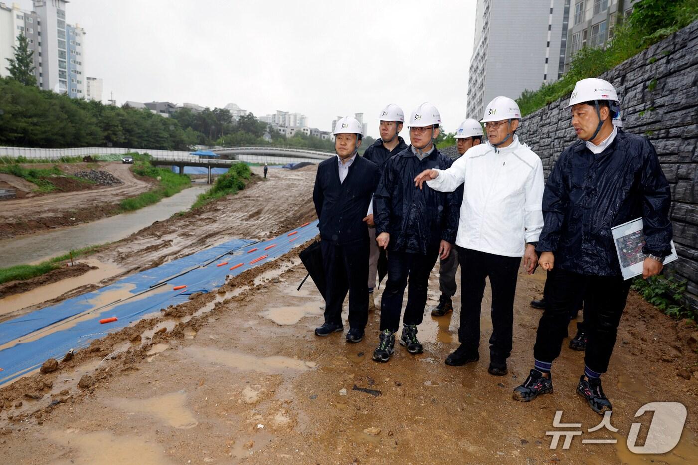 SH공사 점검단이 20일 호우주의보가 발령된 가운데 망월천 하천 정비 현장의 안전성을 점검하고 있다(SH공사 제공).
