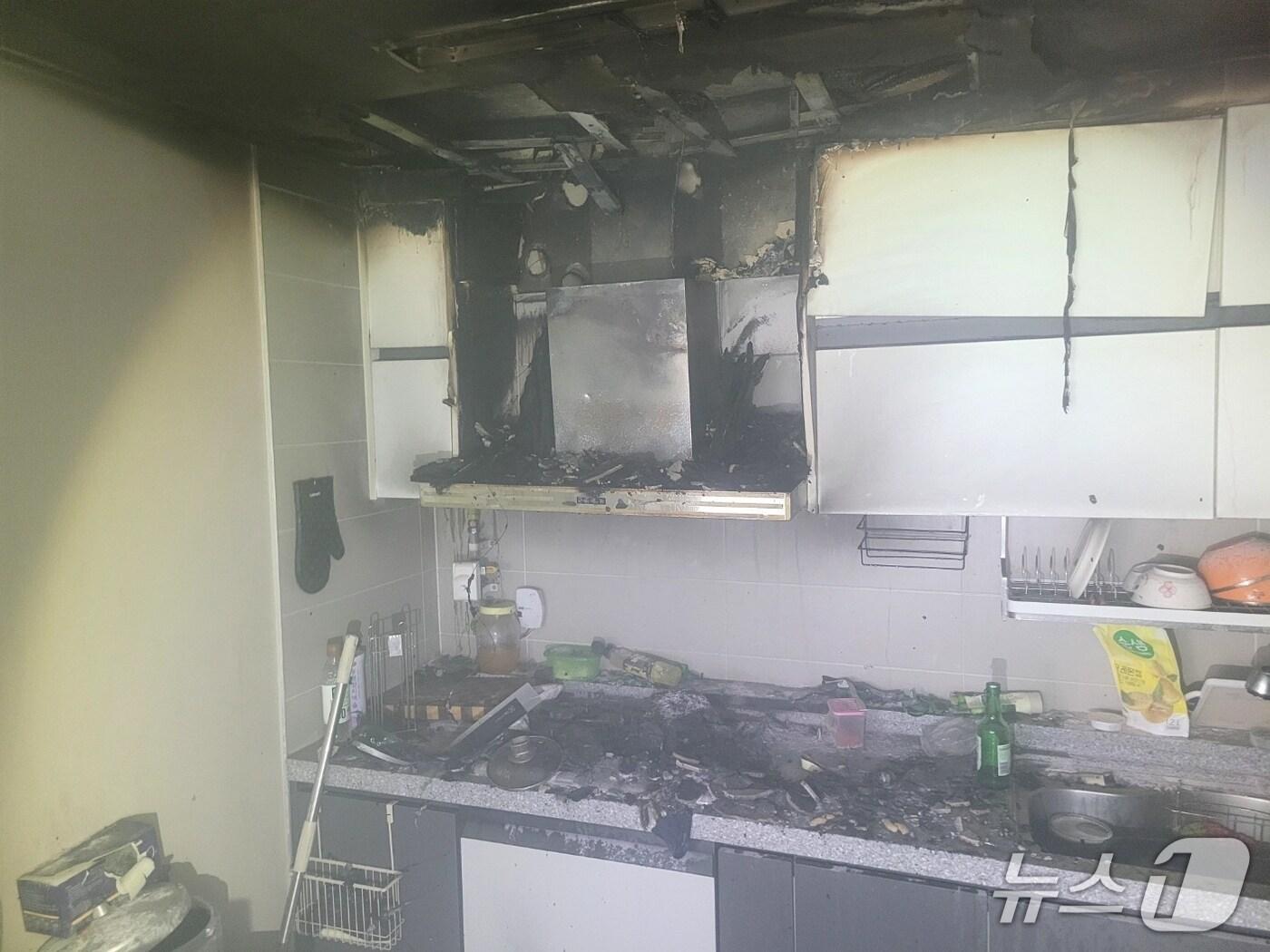 본문 이미지 - 지난 22일 오후 서귀포시 보목동 소재 빌라에서 불이 났다.(제주도소방안전본부 제공. 재판매 및 DB 금지)