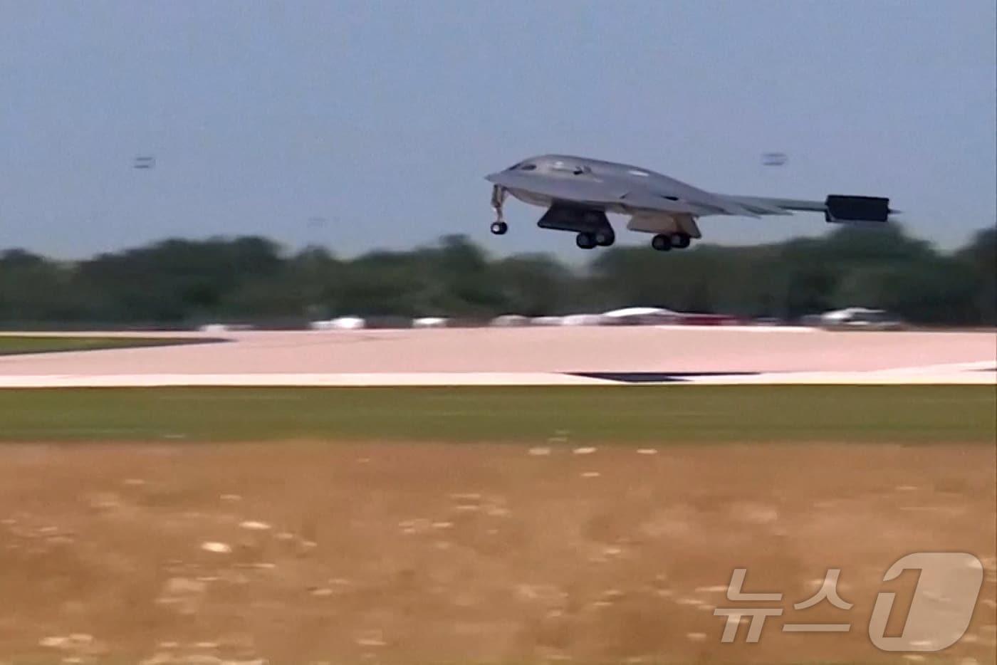 미국 공군 B-2 스텔스 폭격기가 22일&#40;현지시간&#41; 이란의 주요 핵 시설을 공격한 후 미주리주에 있는 화이트먼 공군기지로 돌아오고 있다. 2025.6.22 ⓒ 로이터=뉴스1 ⓒ News1 김경민 기자