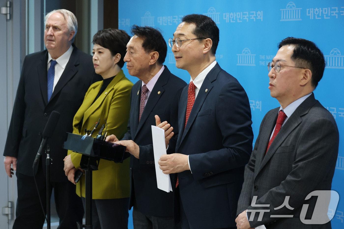 국회 외교통일위원회 소속 국민의힘 김건 의원 등이 23일 오전 서울 여의도 국회 소통관에서 &#39;이재명 대통령의 나토 정상회의 불참은 잘못된 결정&#39;이라며 성명서를 발표한 뒤 취재진의 질문에 답하고 있다. 2025.6.23/뉴스1 ⓒ News1 이광호 기자