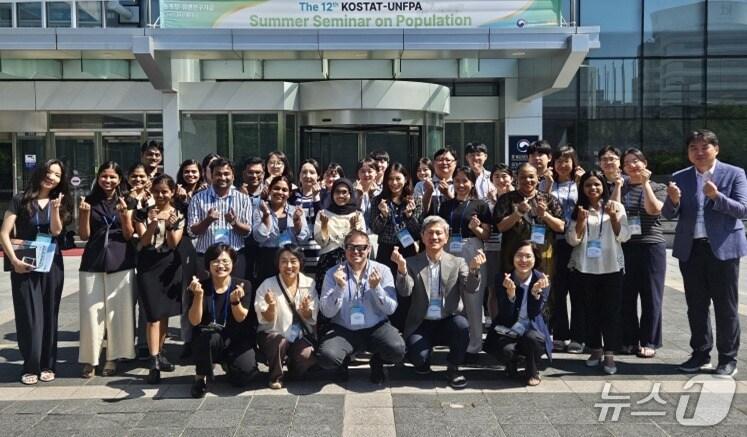 본문 이미지 - 23일 대전 통계인재개발원에서 열린 '제12회 통계청-UNFPA 인구 서머세미나'의 참가자들이 기념촬영을 하고 있다(통계청 제공). 2025.6.23/뉴스1