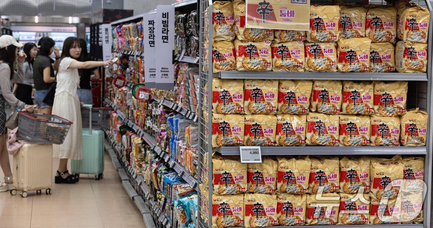 서울 시내의 한 대형마트를 찾은 관광객들이 라면을 고르고 있다. 2025.6.23/뉴스1 ⓒ News1 이승배 기자
