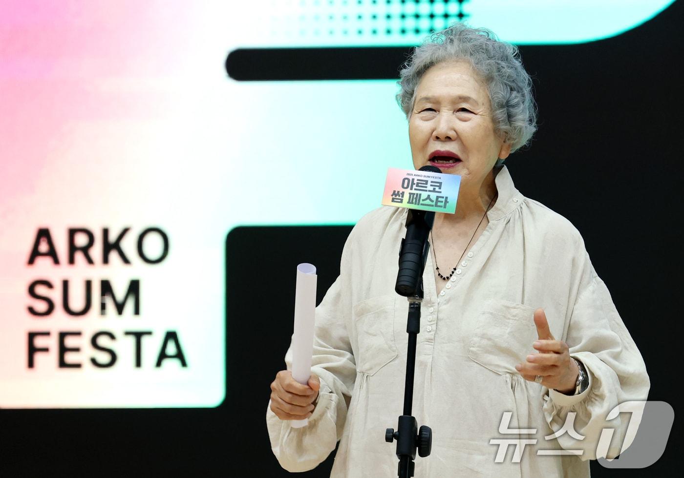 배우 박정자가 23일 서울 종로구 한국방송통신대에서 열린 ‘2025 아르코 썸 페스타’ 기자간담회에서 인터뷰를 하고 있다. &#39;세상의 모든 공연축제&#39;를 슬로건으로 내건 아르코 썸 페스타는 아르코의 공연예술축제 지원사업 &#39;대한민국공연예술제&#39;에 선정된 축제를 하나로 묶은 통합 브랜드다. 2025.6.23/뉴스1 ⓒ News1 권현진 기자