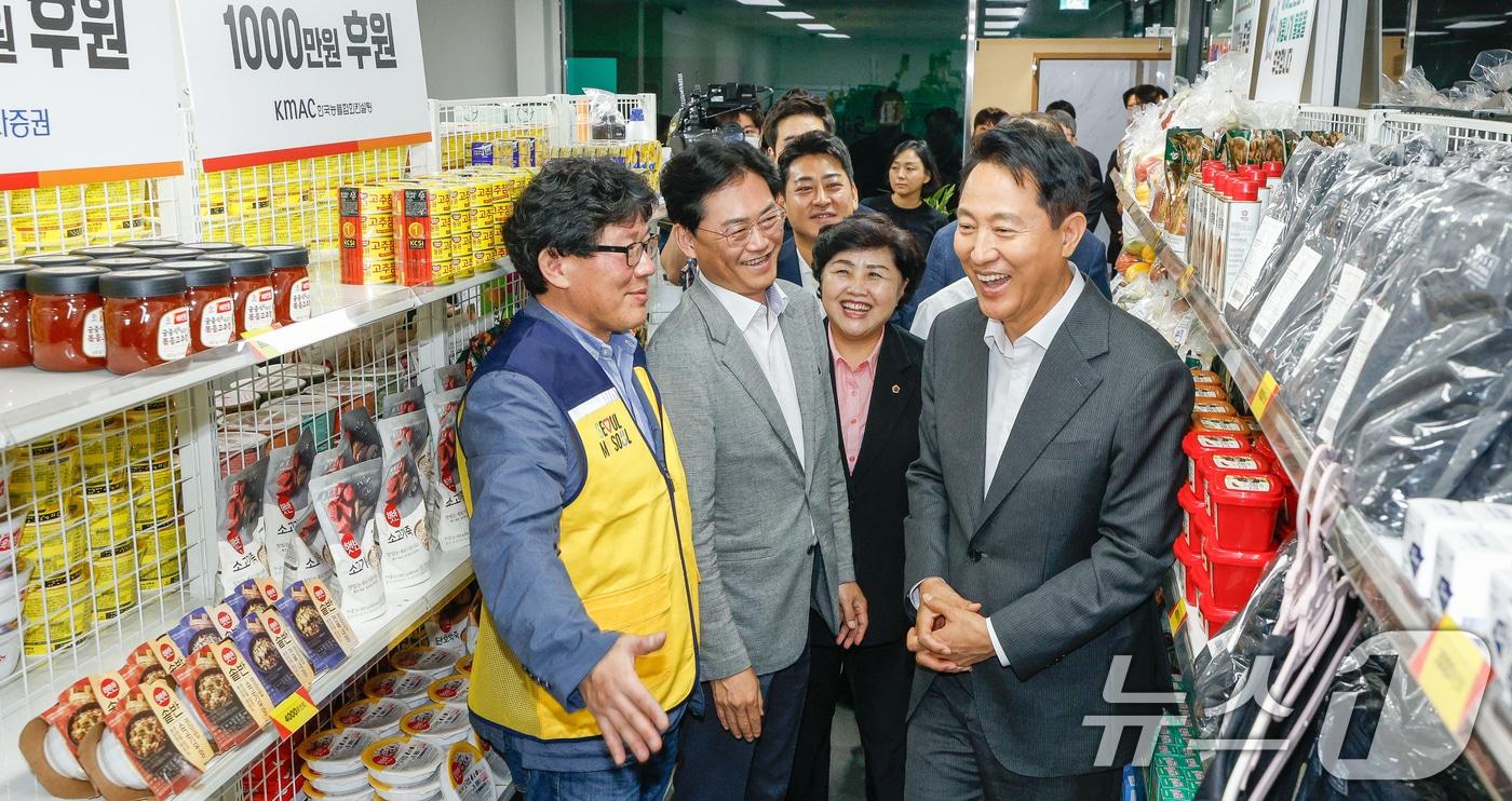 오세훈 서울시장이 23일 서울 영등포쪽방상담소에서 열린 온기창고 개소식에서 온기창고를 둘러보고 있다. &#40;공동취재&#41; 2025.6.23/뉴스1 ⓒ News1 오대일 기자