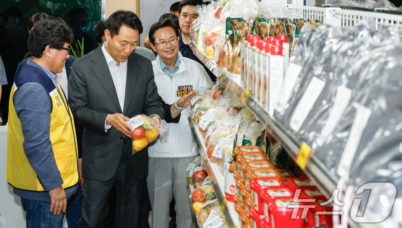 본문 이미지 - 오세훈 서울시장이 서울 영등포쪽방상담소에서 온기창고 물품을 살펴보고 있다. 온기창고는 매장에 후원받은 생필품을 진열해 놓고 쪽방주민 개인이 배정받은 적립금 한도 내에서 필요할 때 물품을 선택해 가져가는 방식으로 운영한다. (공동취재) ⓒ 뉴스1 오대일 기자