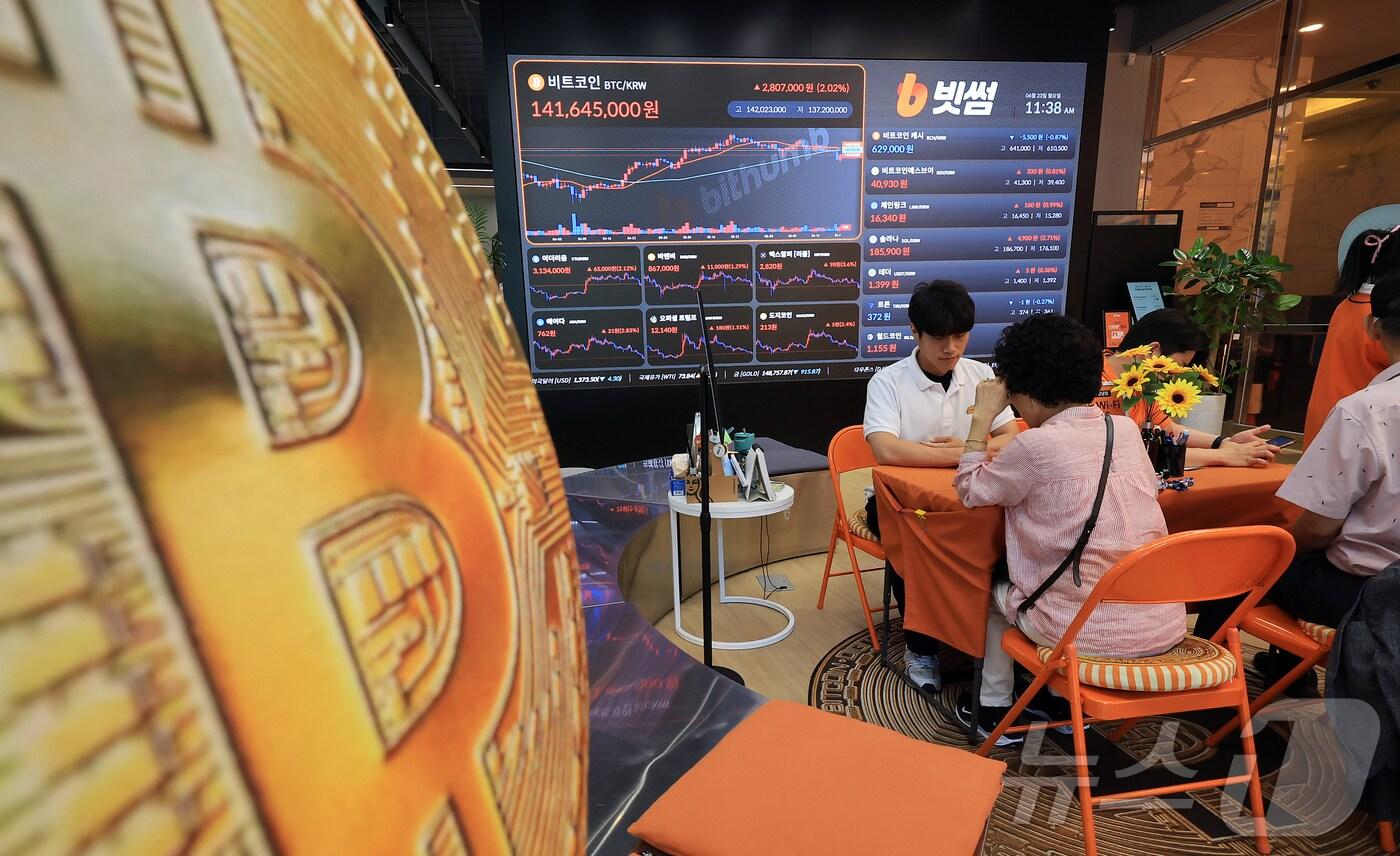 23일 서울 강남구 서초구 빗썸라운지 강남본점 전광판에 비트코인 거래 가격이 표시되고 있다. 비트코인은 미국의 이란 핵시설 공격으로 중동 위기 여파로 한 때 10만 달러선 아래로 떨어졌으나 매수세의 유입으로 10만 달러선을 회복했다. (다중노출 촬영) 2025.6.23/뉴스1 ⓒ News1 김진환 기자