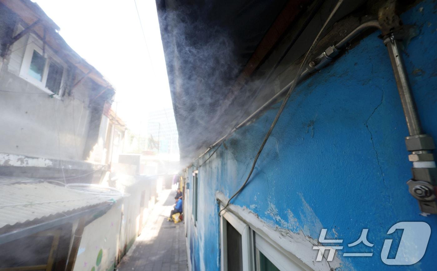 장마전선이 물러가고 무더위가 찾아온 23일 서울 영등포구 영등포쪽방촌 골목에 폭염 대비용 쿨링포그가 가동되고 있다. (공동취재) 2025.6.23/뉴스1 ⓒ News1 오대일 기자