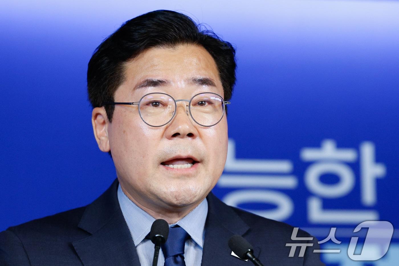 박찬대 더불어민주당 의원이 23일 오전 서울 여의도 당사에서 당대표 출마 선언 기자회견을 하던 중 &#34;지금까지는 이재명이 박찬대의 곁을 지켜줬다면, 이제부터는 박찬대가 이재명의 곁을 지켜야 한다고 다짐했다＂고 발언하며 울먹이고 있다. 2025.6.23/뉴스1 ⓒ News1 안은나 기자