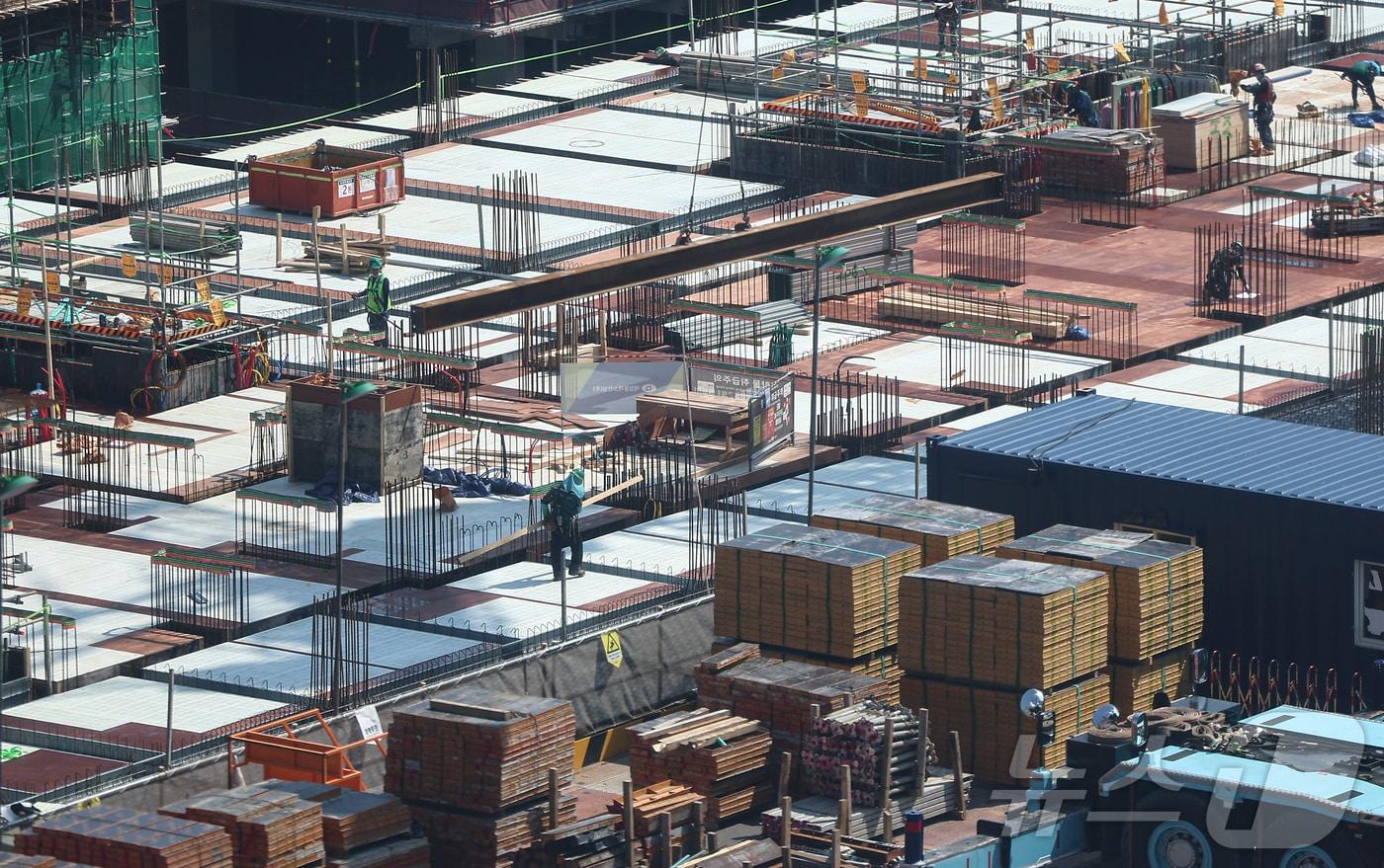 서울 시내 한 아파트 건설현장에서 노동자들이 작업하는 모습. /뉴스1 ⓒ News1 김도우 기자