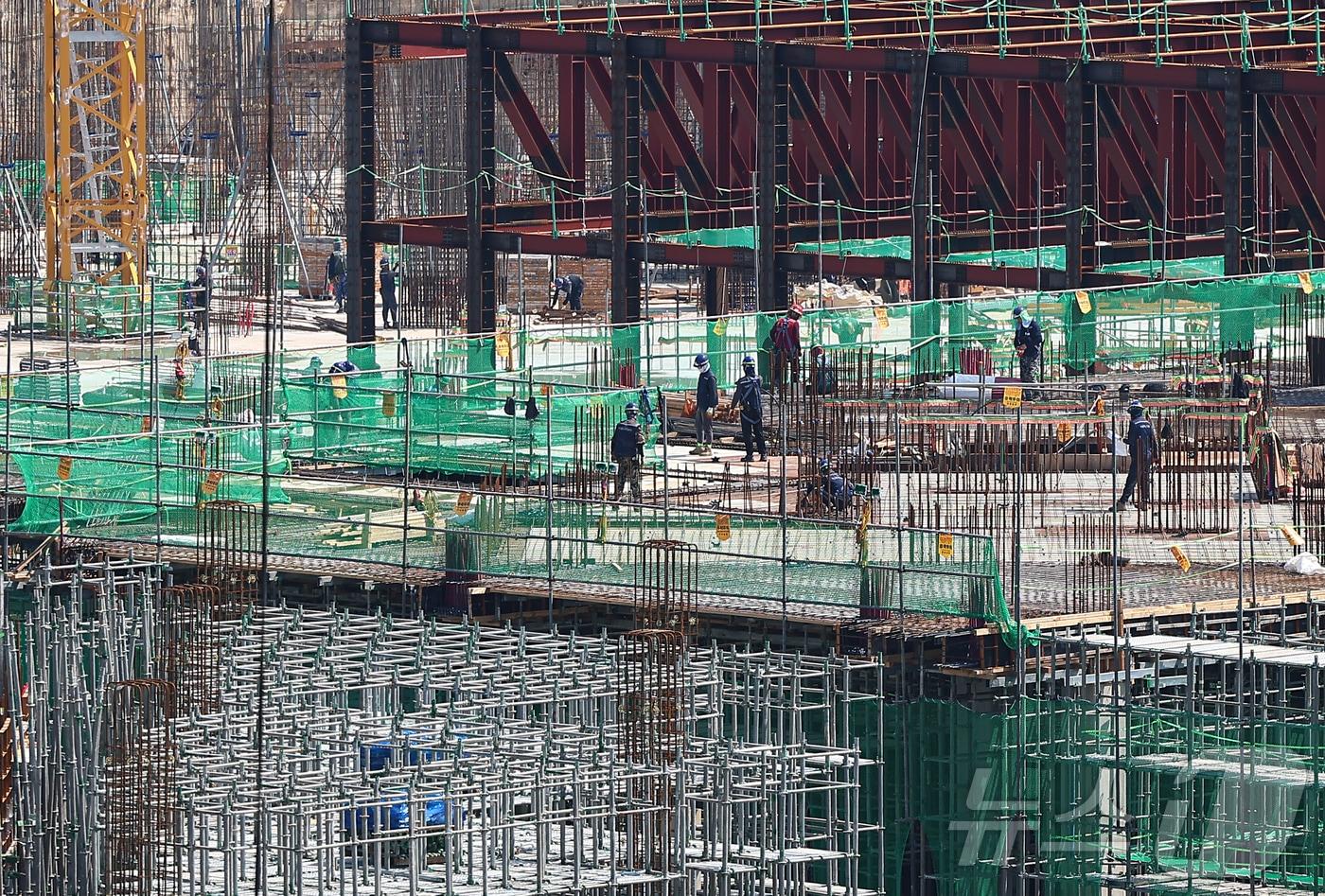 서울 시내 한 아파트 건설현장에서 노동자들이 작업하는 모습. 뉴스1 ⓒ News1 김도우 기자