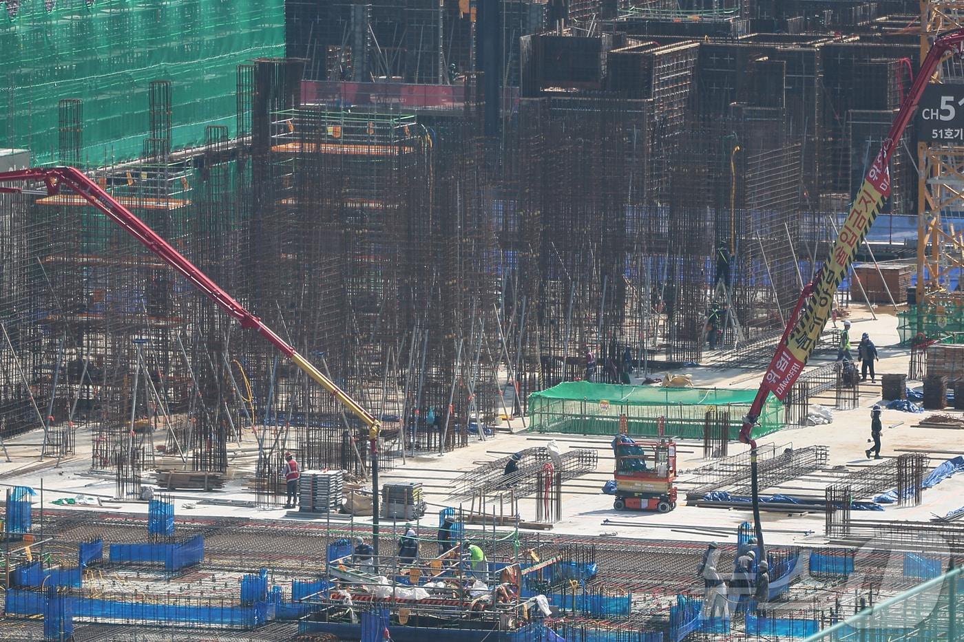 서울 시내 한 아파트 건설현장에서 노동자들이 작업하고 있다. /뉴스1 ⓒ News1 김도우 기자