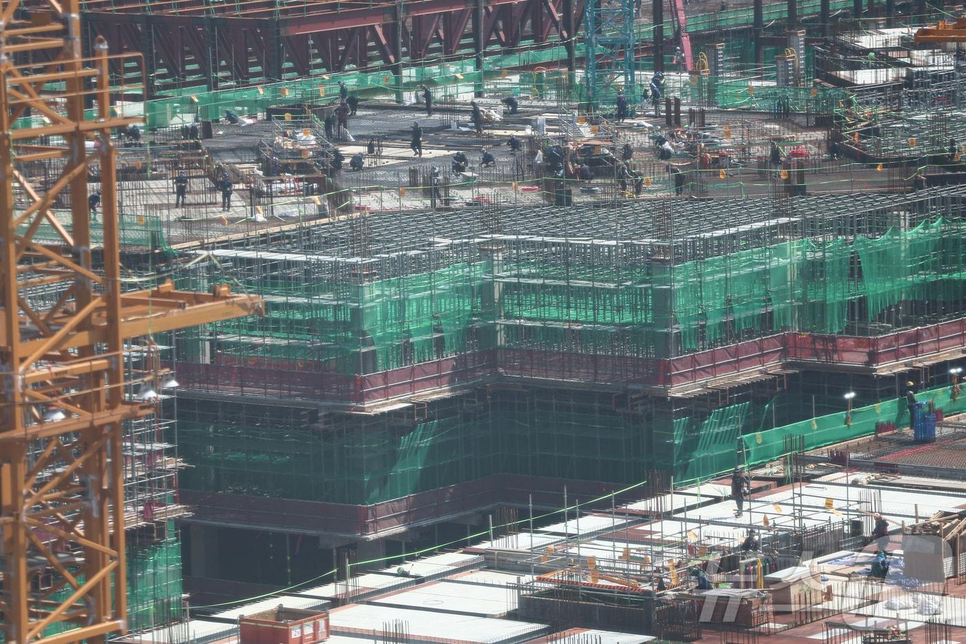 서울 시내 한 아파트 건설현장에서 노동자들이 작업하는 모습. &#40;자료사진&#41;/뉴스1 ⓒ News1 김도우 기자