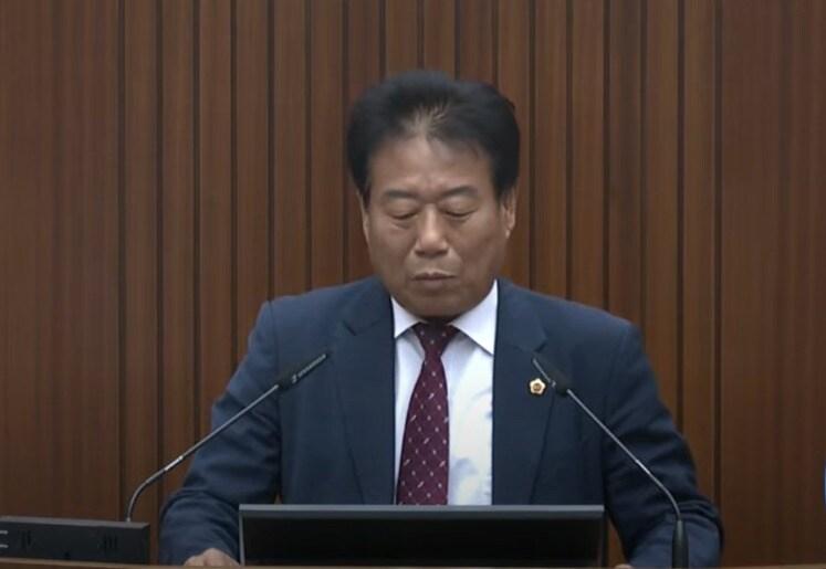 본문 이미지 -  23일 '국토 균형발전과 행정수도 완성을 위한 실행계획 발표 촉구 결의안'을 대표발의한 국민의힘 소속 김충식 세종시 의원이 안건 내용을 설명하고 있다. (세종시의회 유튜브 방송 캡처) 