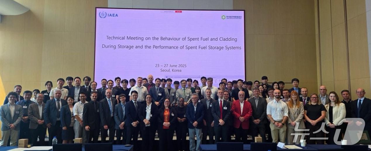 본문 이미지 - 23일 서울 SKY 31 컨벤션에서 한국원자력환경공단과 국제원자력기구(IAEA)이 마련한 사용후핵연료의 안전한 관리를 위한 국제기술협력 워크숍에 참석한 각국 대표들이 기념촬영을 하고 있다.(한국원자력환경공단 제공, 재판매 및 DB금지) 2025.6.23/뉴스1 