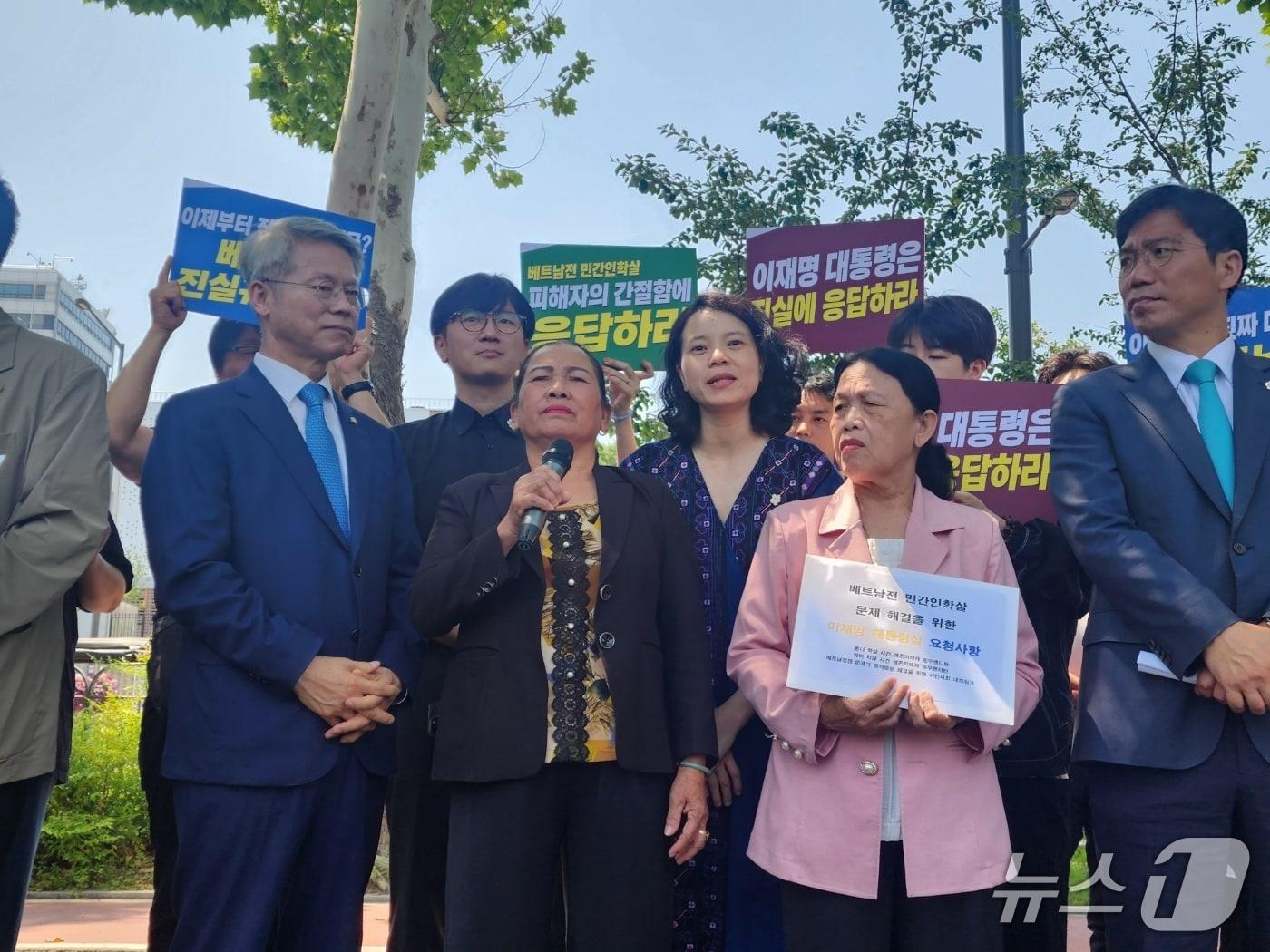 본문 이미지 - 베트남 전쟁 당시 한국군에 의한 민간인 학살을 경험한 피해 생존자 응우옌티탄 씨가 이날 오전 10시 서울 용산구 대통령실에서 면담을 진행한 후 기자회견을 열고 있다. 2025.6.23/뉴스1 ⓒ News1 권진영 기자