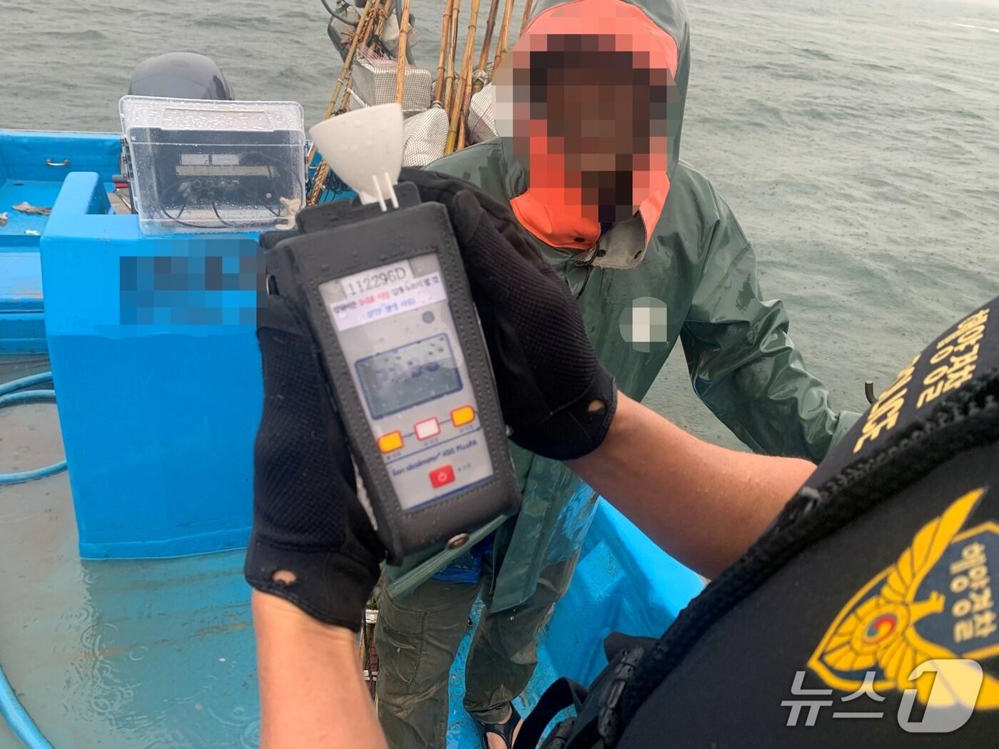 본문 이미지 - 보령해경 여름 성수기 음주운항 특별단속 모습. (보령해경 제공. 재판매 및 DB 금지) 2025.6.23/뉴스1