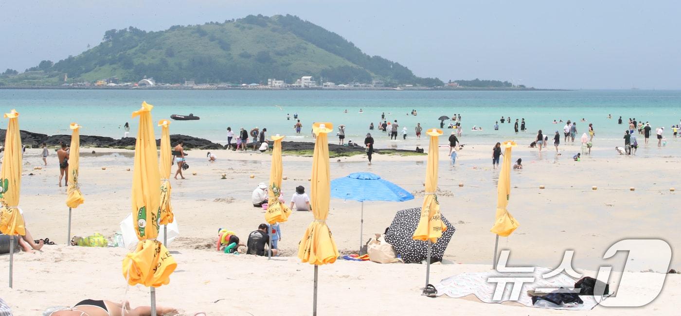 제주 지정 해수욕장 12곳 중 10곳의 조기 개장을 하루 앞둔 23일 오후 제주시 한림읍 협재해수욕장에서 피서객들이 물놀이를 즐기고 있다. 2025.6.23/뉴스1 ⓒ News1 오현지 기자