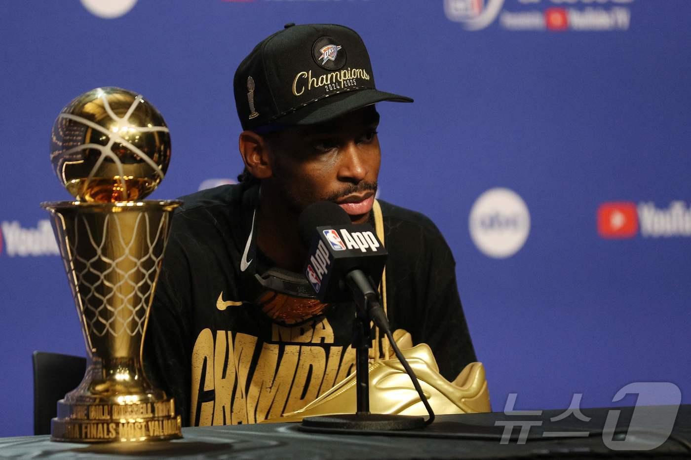 NBA 파이널 MVP를 수상한 오클라호미시티의 길저스-알렉산더.ⓒ AFP=뉴스1