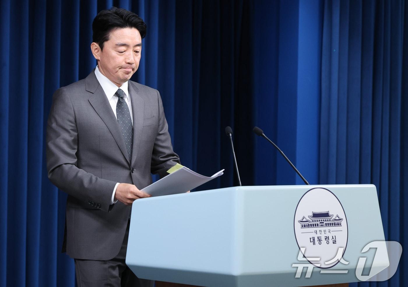 강훈식 대통령 비서실장이 23일 서울 용산구 대통령실 청사에서 장관 후보자 인선 발표을 하기 위해 입장하고 있다. 2025.6.23/뉴스1 ⓒ News1 허경 기자