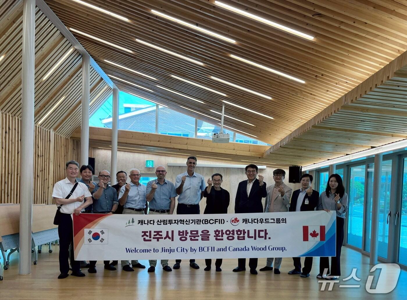 본문 이미지 - 캐나다 산림투자혁신기관과 캐나다우드그룹이 23일 진주의 대표적인 친환경 목조건축물을 둘러보고 있다&#40;진주시 제공. 재판매 및 DB금지&#41;.