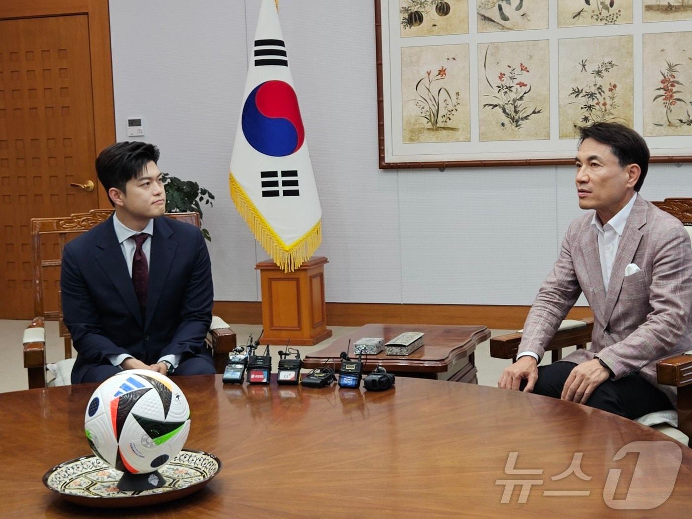 본문 이미지 - 김용태 국민의힘 비상대책위원장과 김진태 강원도지사가 23일 강원도청 2층 통상상담실에서 이야기를 나누고 있다. 2025.6.23/뉴스1 ⓒ News1 한귀섭 기자