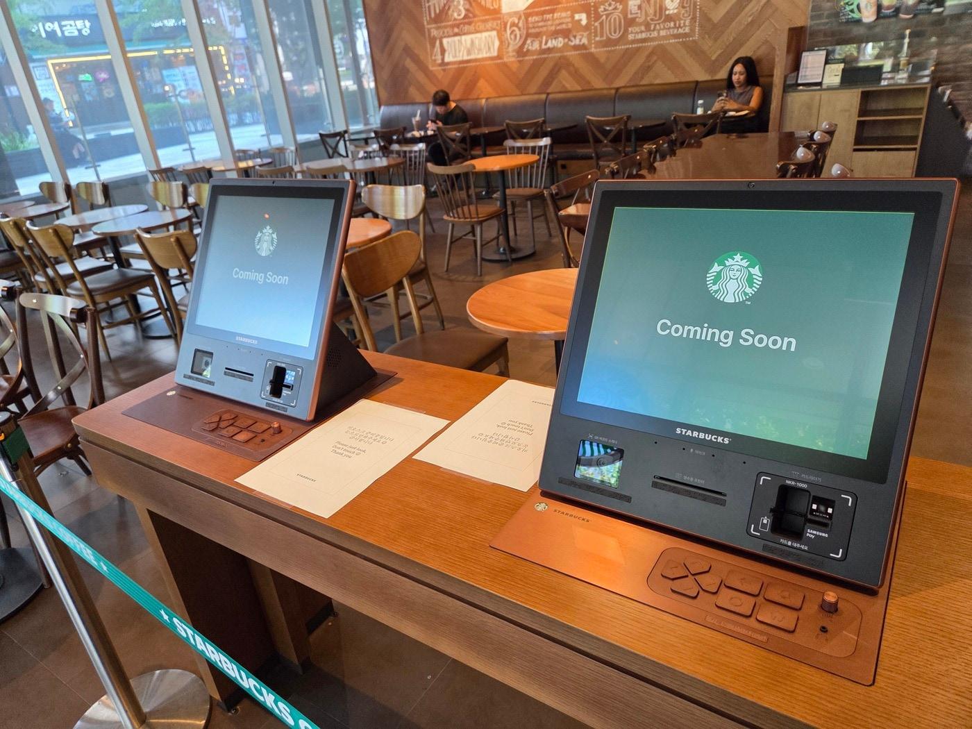 본문 이미지 - 키오스크 설치 작업을 진행 중인 스타벅스 종로구청점.ⓒ News1 김정현 기자